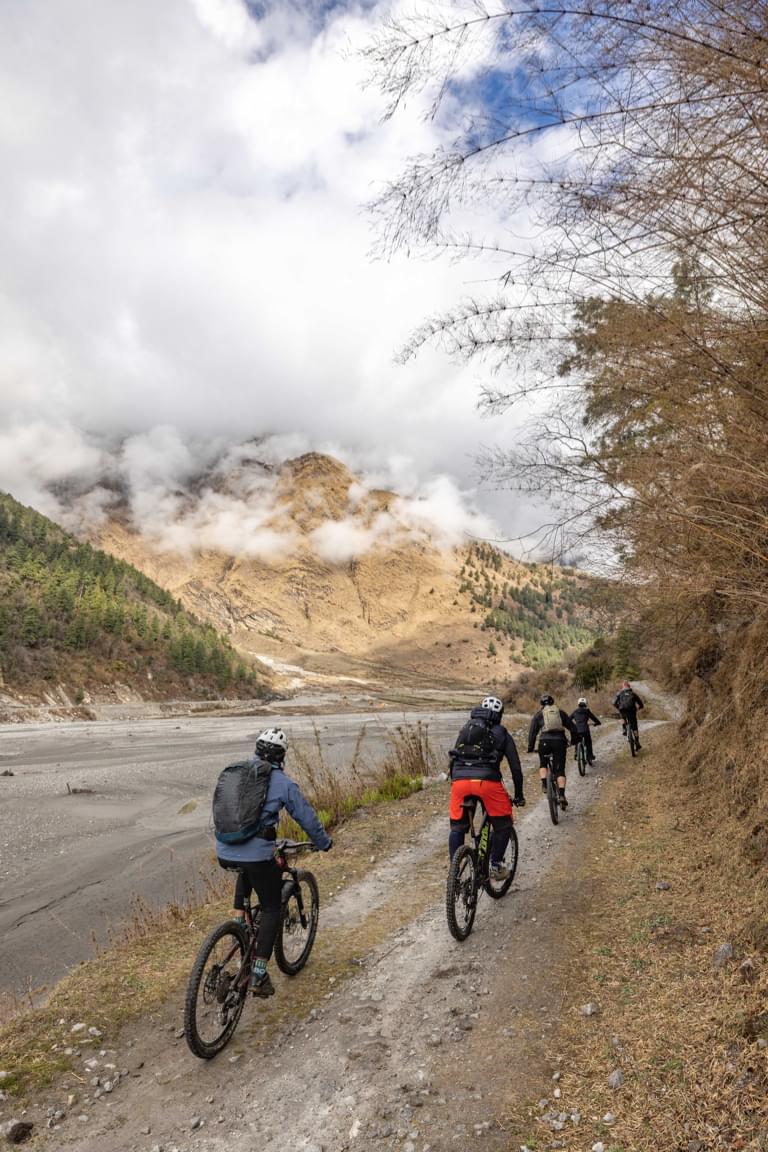 enjoying-the-nepalese-mountainbike-trip-prior-to-the-scam-start